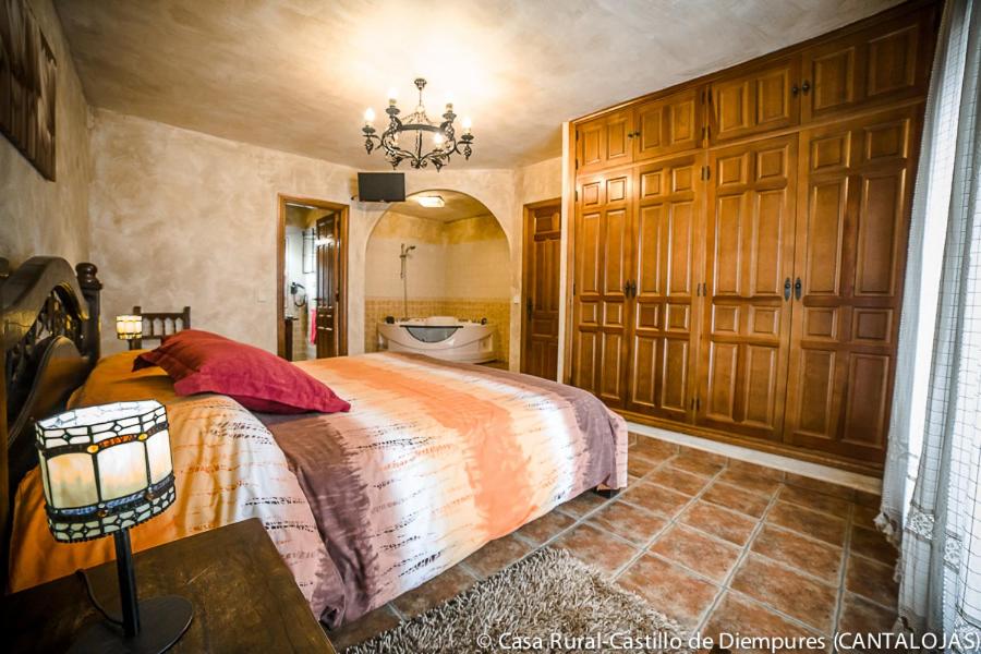 Posteľ alebo postele v izbe v ubytovaní Casa Rural Castillo Diempures