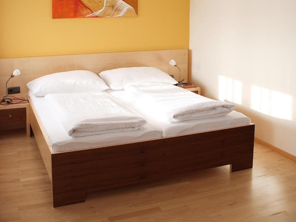 A bed or beds in a room at Mitten in der Welt - GH Roither