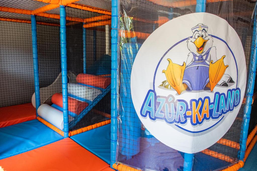 Palanda nebo palandy na pokoji v ubytování Hotel Azur Siofok