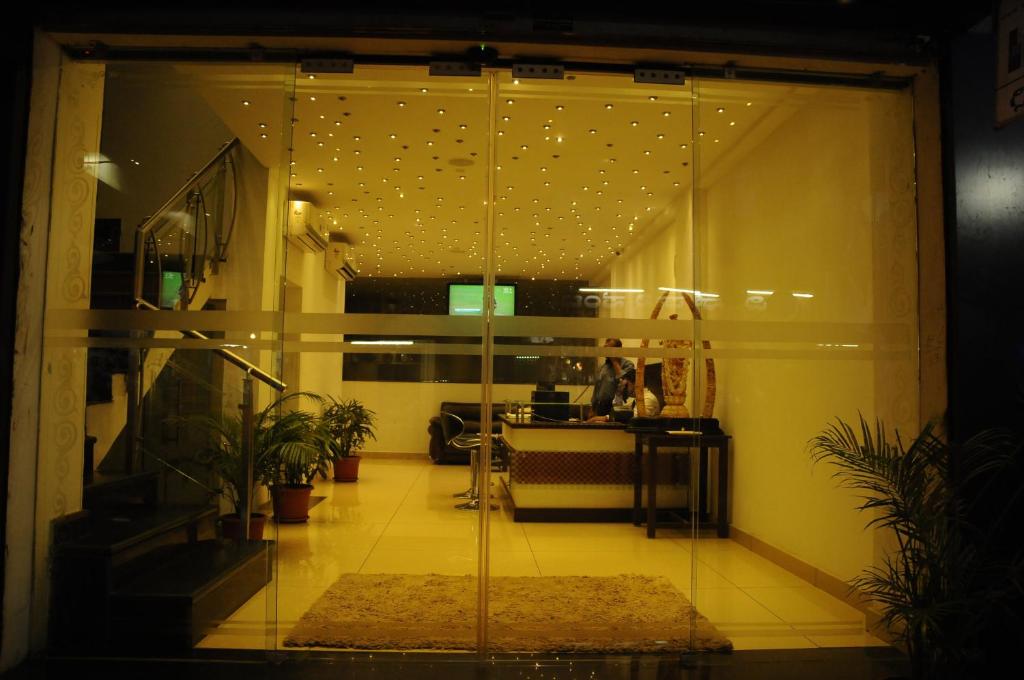 una puerta de cristal de un vestíbulo con plantas. en Hotel Sri Krishna Residency, en Udupi