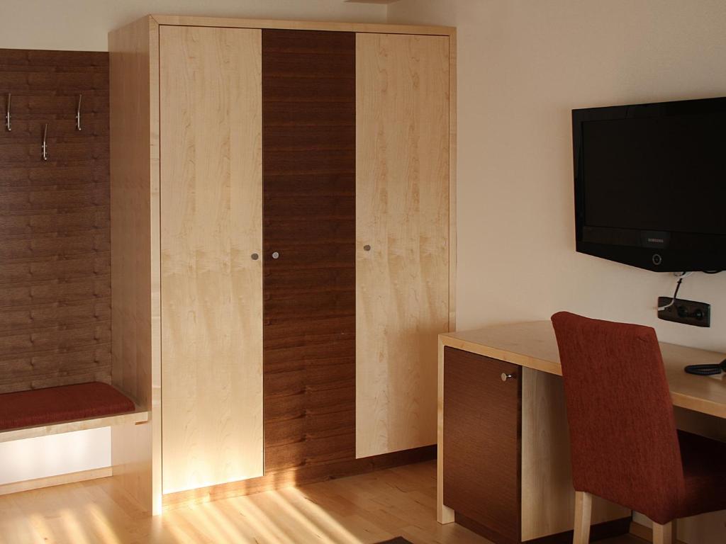 A television and/or entertainment centre at Mitten in der Welt - GH Roither