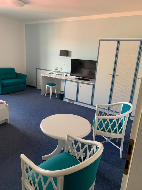 TV a/nebo společenská místnost v ubytování Hotel Sundblick