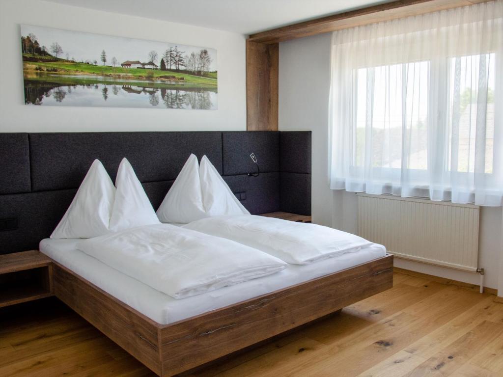 A bed or beds in a room at Mitten in der Welt - GH Roither