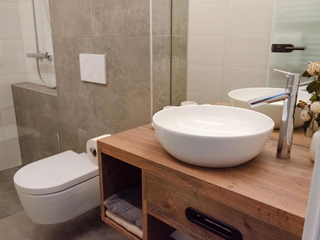 A bathroom at Mitten in der Welt - GH Roither
