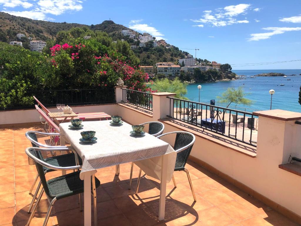 PERE RAHOLA - Apartamento en la playa de Canyelles con vistas ...