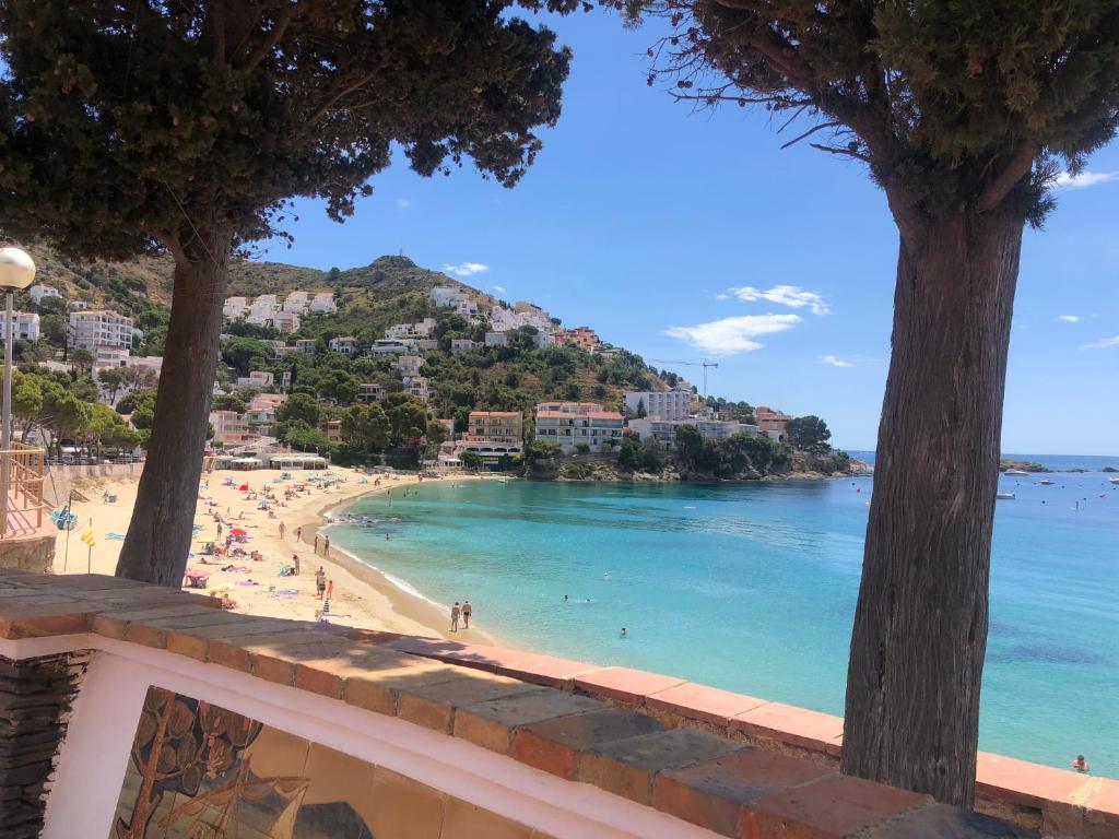 PERE RAHOLA - Apartamento en la playa de Canyelles con vistas ...