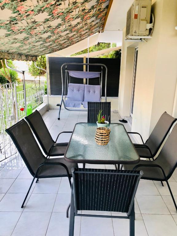 A seating area at Anemos Apartment Palio