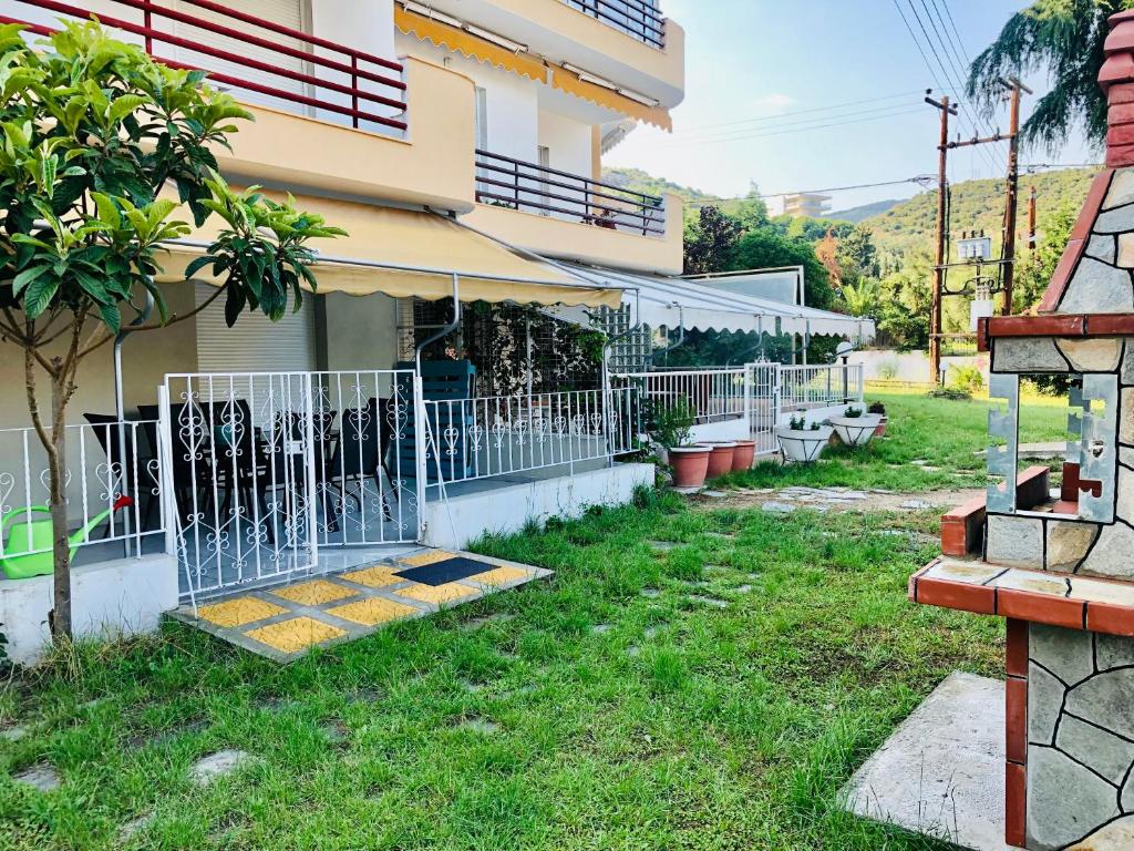 A garden outside Anemos Apartment Palio