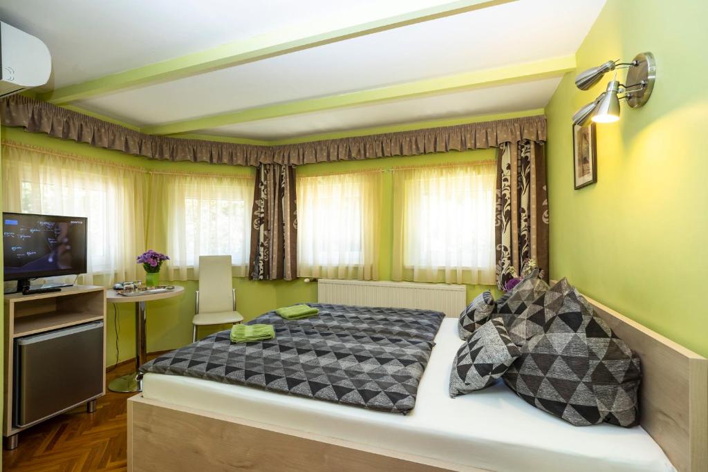 Postel nebo postele na pokoji v ubytování Cecey Vendégház