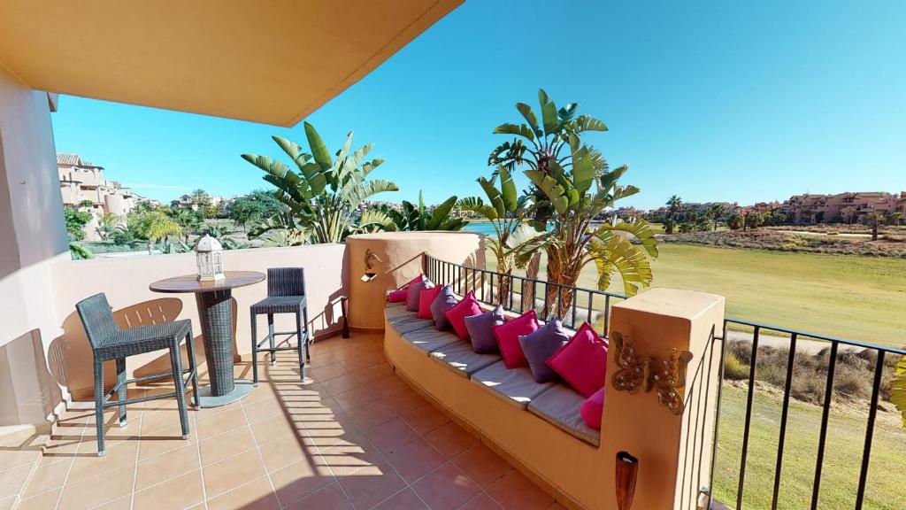 balkon z ławką, stołem i krzesłami w obiekcie Casa Espliego M-A Murcia Holiday Rentals Property w mieście Torre-Pacheco