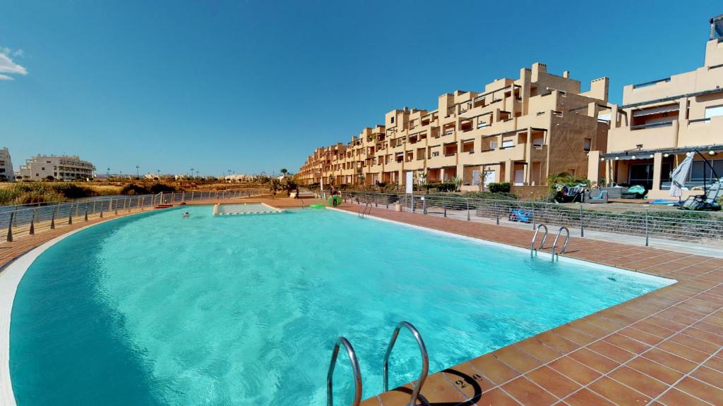 una grande piscina di fronte ad alcuni edifici di Casa Las Islas - A Murcia Holiday Rentals Property a Roldán