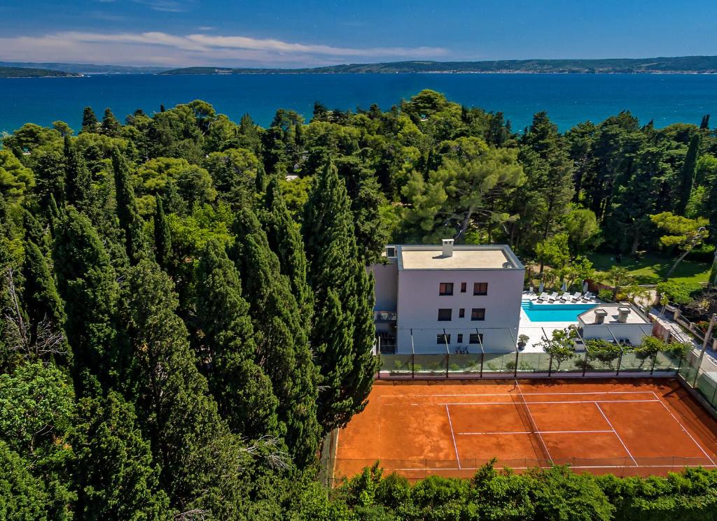 uma vista aérea de um campo de ténis em Palace Residence em Kaštela
