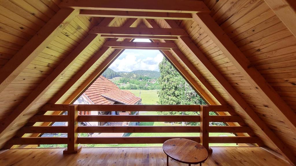 Balkoni atau teres di Livaditsa Kremna