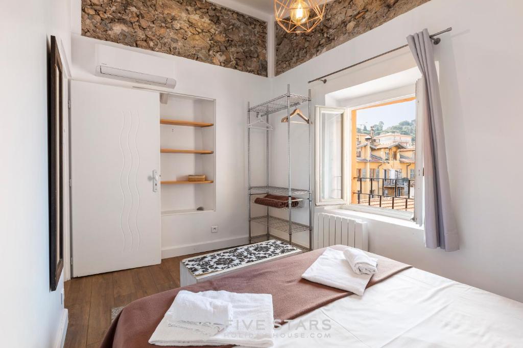 une chambre avec un lit et une fenêtre dans l'établissement Vieux Nice - Jean Jaurès FSHH, à Nice