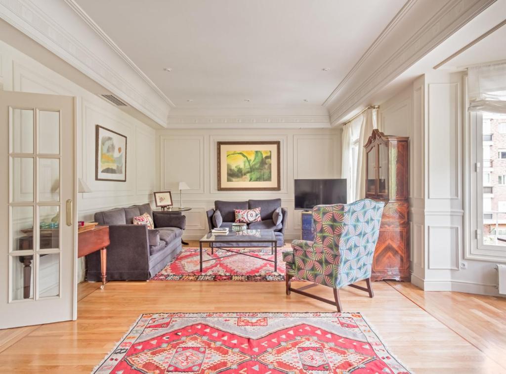 Elegant 3-Bedroom Apartment in Exclusive Barrio Salamanca Stylish & Spacious, Padilla III - Apartment