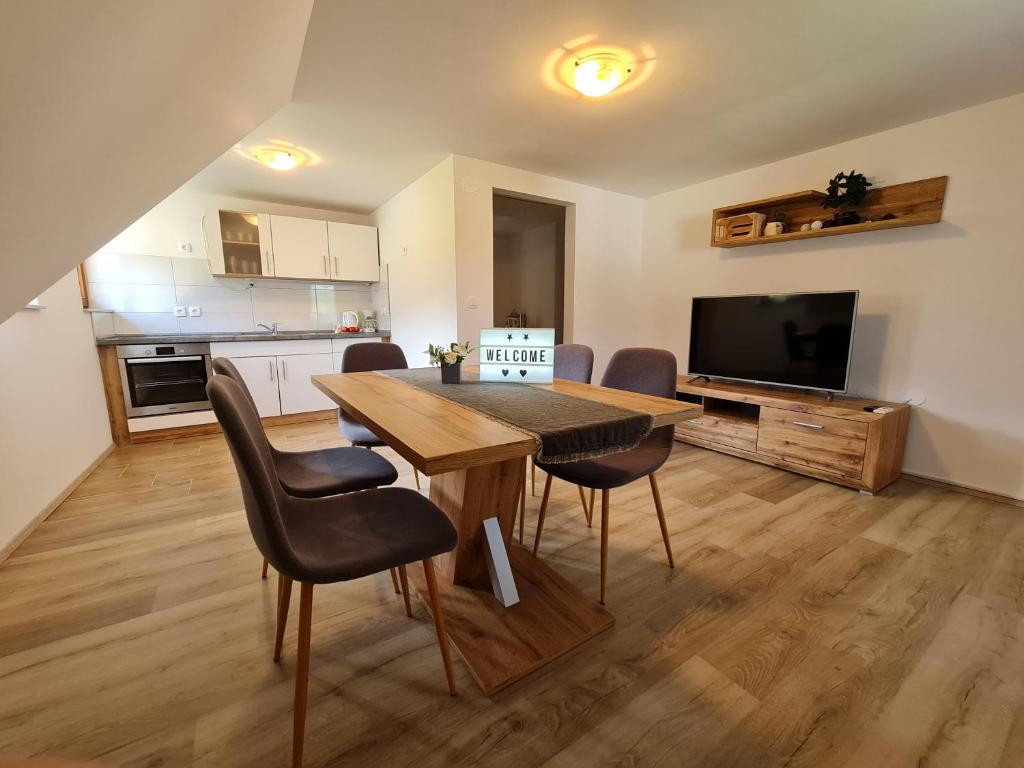 een keuken en eetkamer met een tafel en stoelen bij Apartments Irena in Bohinj