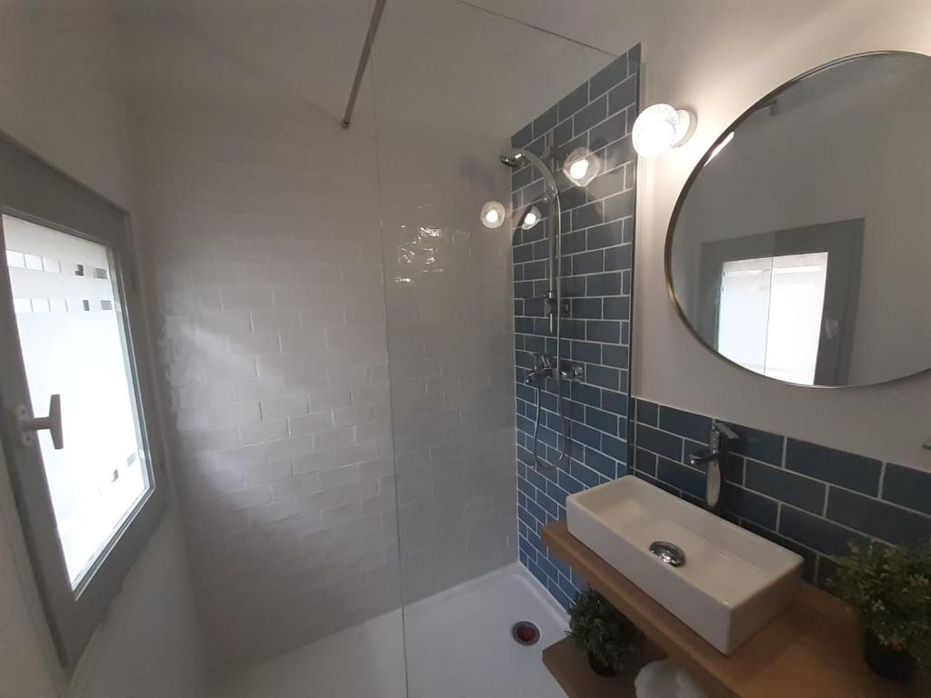 y baño con lavabo y espejo. en Studio de l'Horloge - Studio de Charme, hyper centre Maison Jean Vilar, en Aviñón