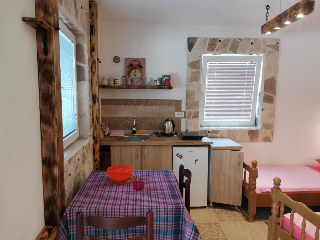 Köök või kööginurk majutusasutuses Apartments Lazarević Sutomore