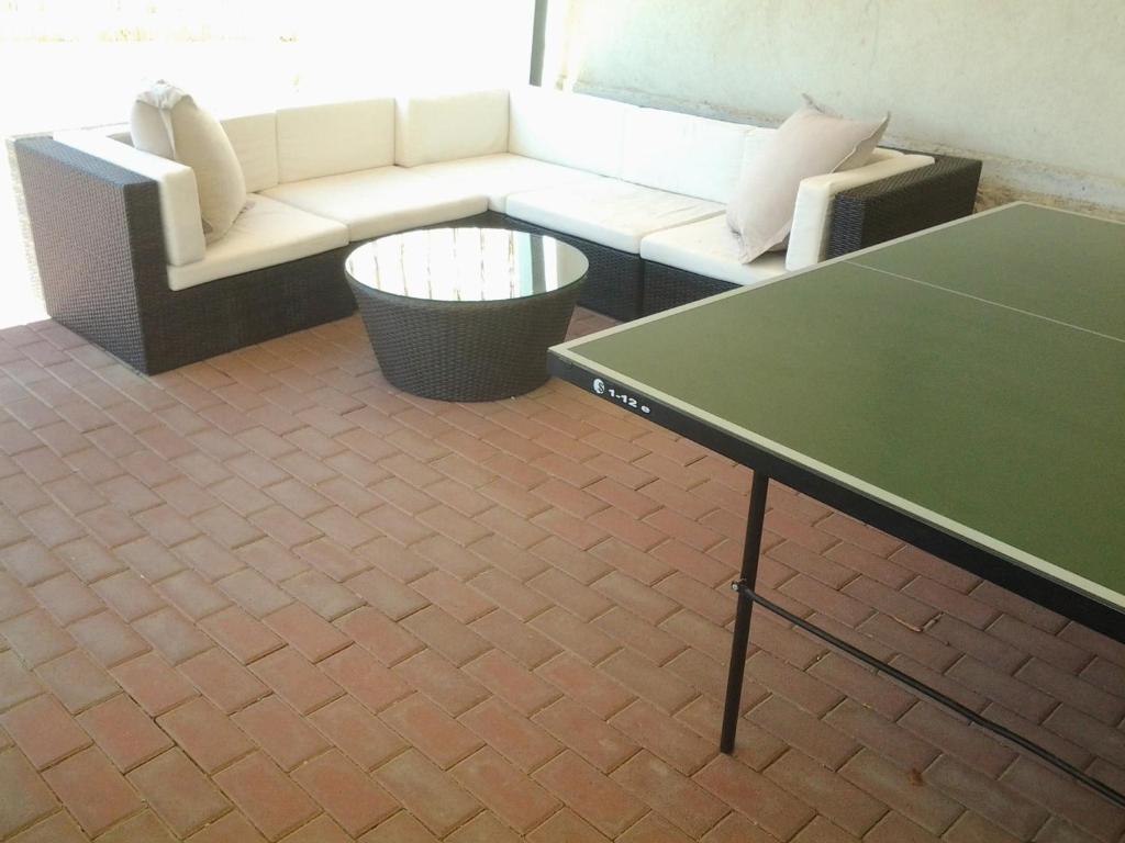 Stolní tenis v ubytování Classic Inn באווירה כפרית nebo okolí