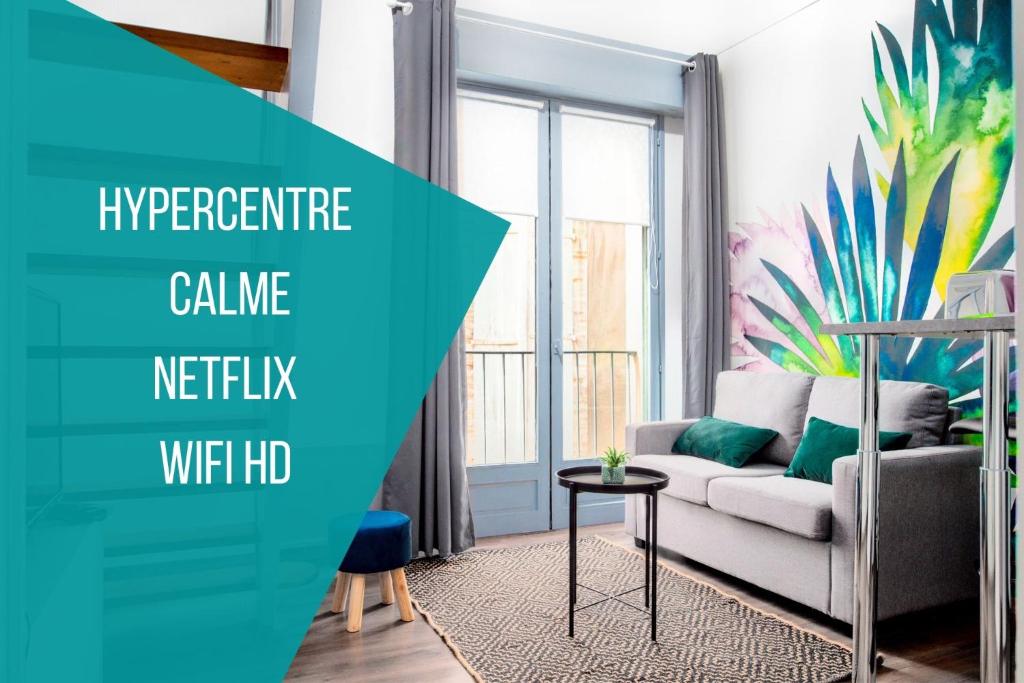 un salon avec un canapé et une table dans l'établissement Le Duplex Carmes, à Toulouse