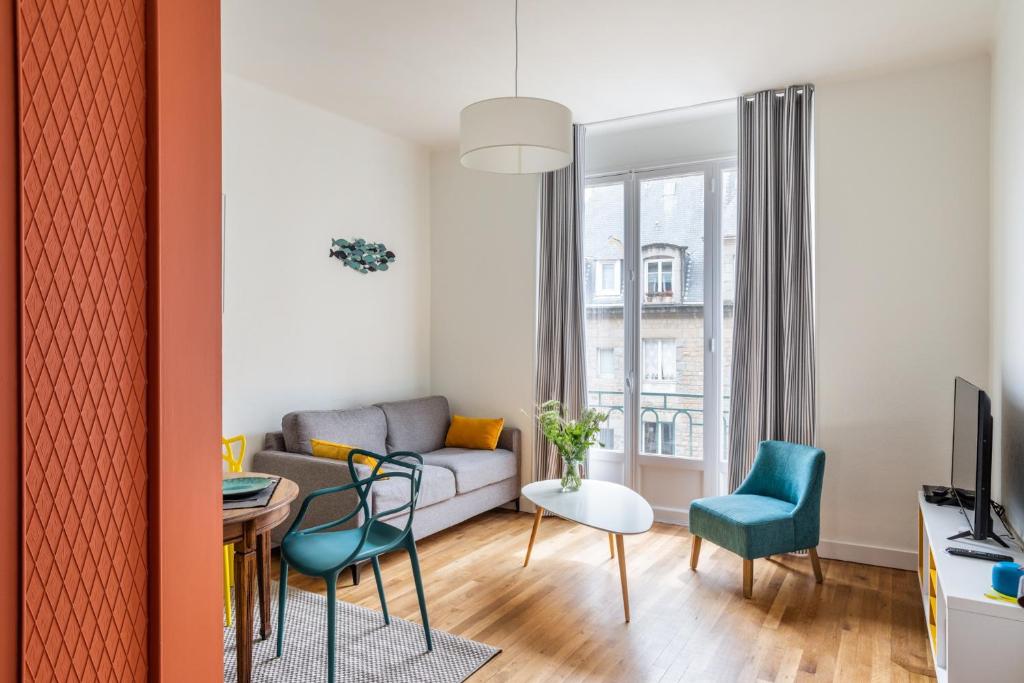 - un salon avec un canapé et des chaises dans l'établissement Le Reef - Pépite dans l'Intramuros, à Saint-Malo