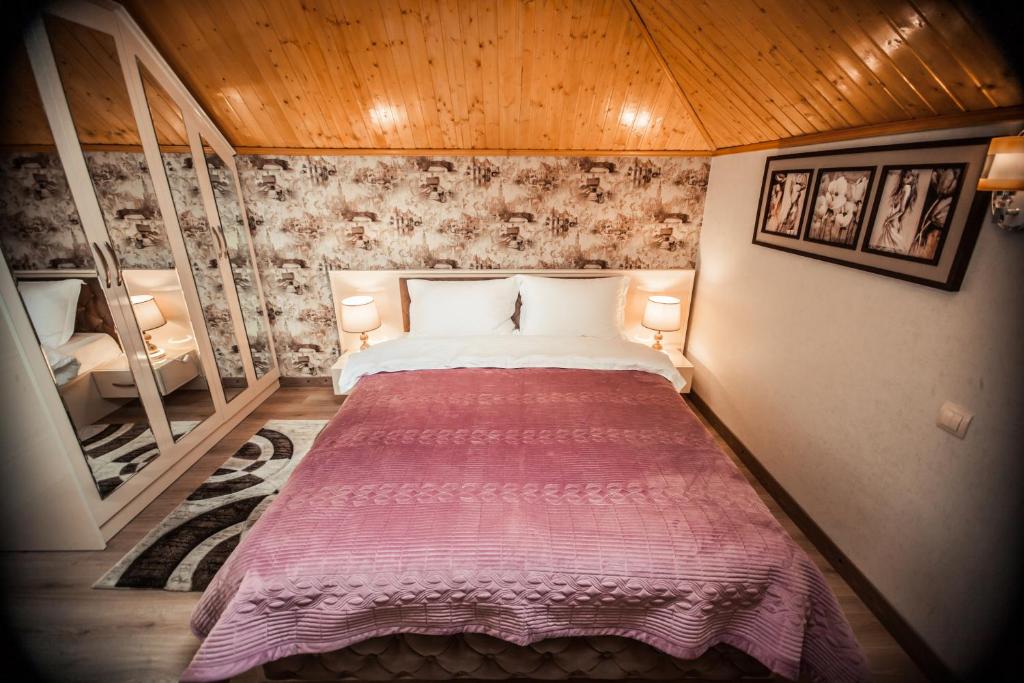 Postel nebo postele na pokoji v ubytování MUSMORE Boutique Hotel