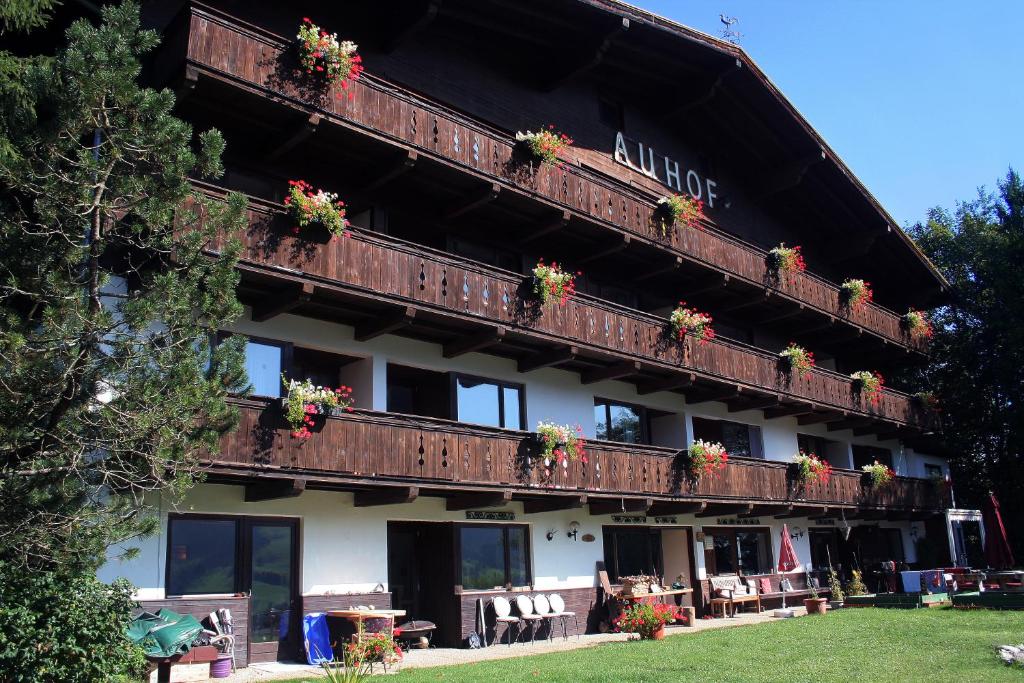 un edificio con un balcón con flores. en Auhof, en Niederau