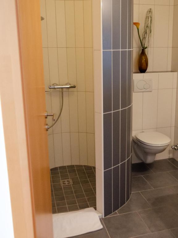 A bathroom at Mitten in der Welt - GH Roither