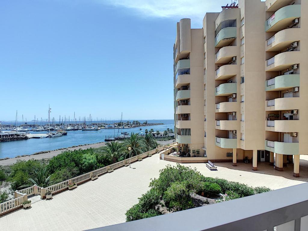 - un balcon offrant une vue sur l'océan dans l'établissement Los Miradores del Puerto - 4009, à La Manga del Mar Meno