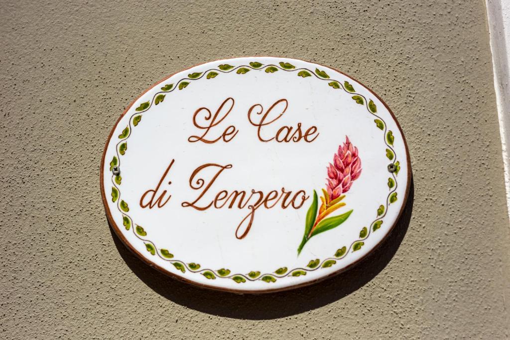 a plate with a flower on it on a wall at Case di Zenzero Via Portone in Ravenna