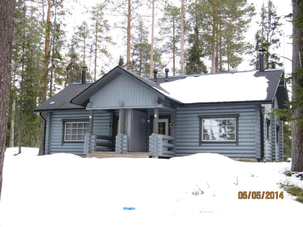 una cabaña en el bosque en la nieve en Mäntyruka Cottages, en Ruka