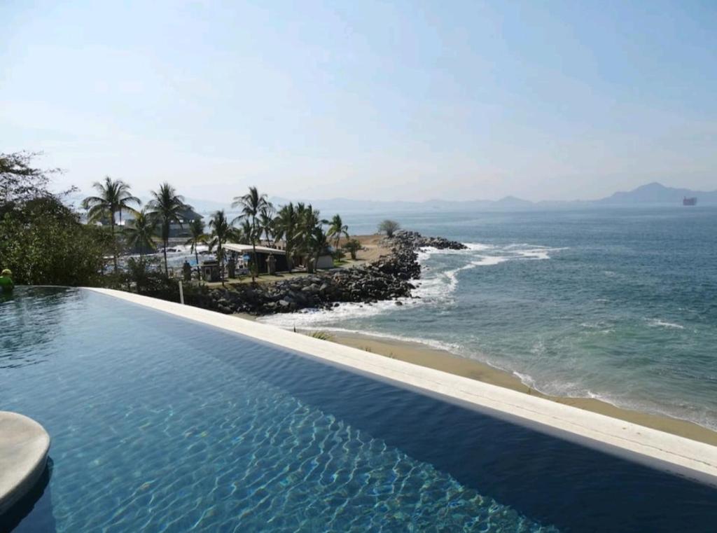 マンサニージョにあるmanzanillo villas del palmarの海が見えるプール