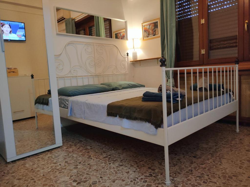 Łóżko lub łóżka w pokoju w obiekcie Roma Trastevere Station