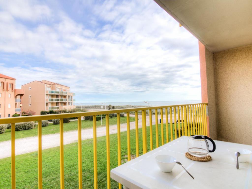 d'un balcon avec une table et une vue sur la rue. dans l'établissement Apartment Palm Beach-2 by Interhome, au Barcarès