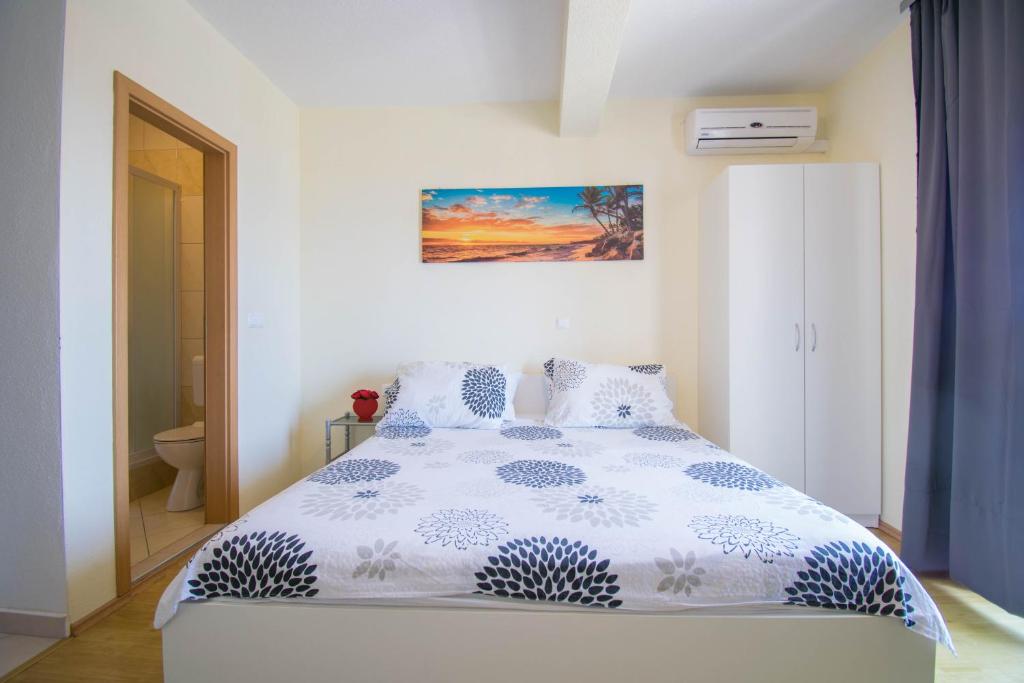 Posteľ alebo postele v izbe v ubytovaní Apartmani Manuela - Baška Voda