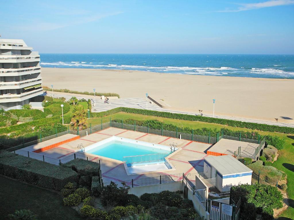 une vue aérienne d'une piscine et de la plage dans l'établissement Apartment Grand Sud-2 by Interhome, à Canet