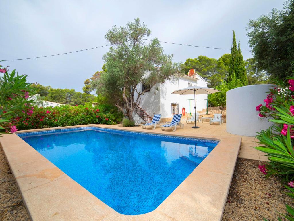einen Pool in einem Hof mit einem Haus in der Unterkunft Holiday Home La Cigarra by Interhome in Calpe