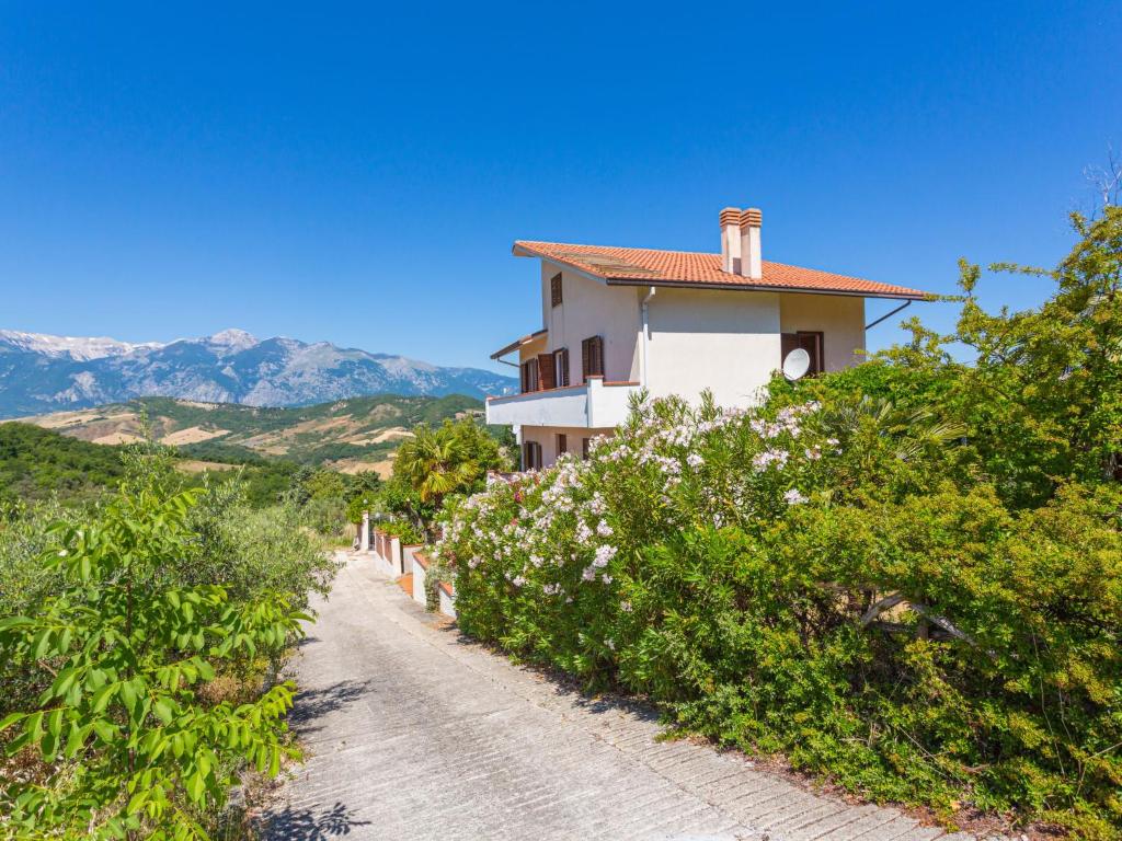 ein Haus an der Seite einer unbefestigten Straße in der Unterkunft Holiday Home Scutti by Interhome in Altino