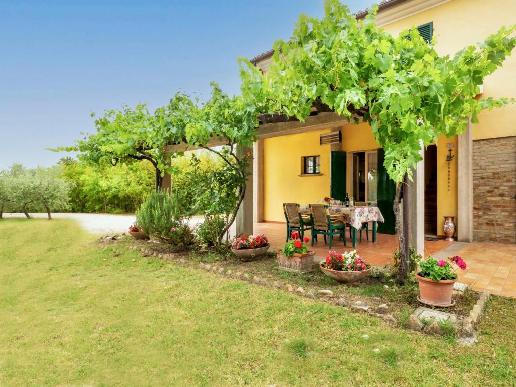 Montemaggiore al MetauroにあるHoliday Home La Pergola by Interhomeの庭のテーブルと椅子付きの家