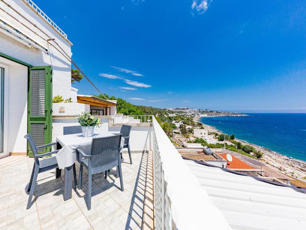 una mesa y sillas en un balcón con vistas al océano en Apartment Sun & Sea terrace-2 by Interhome, en Castro di Lecce