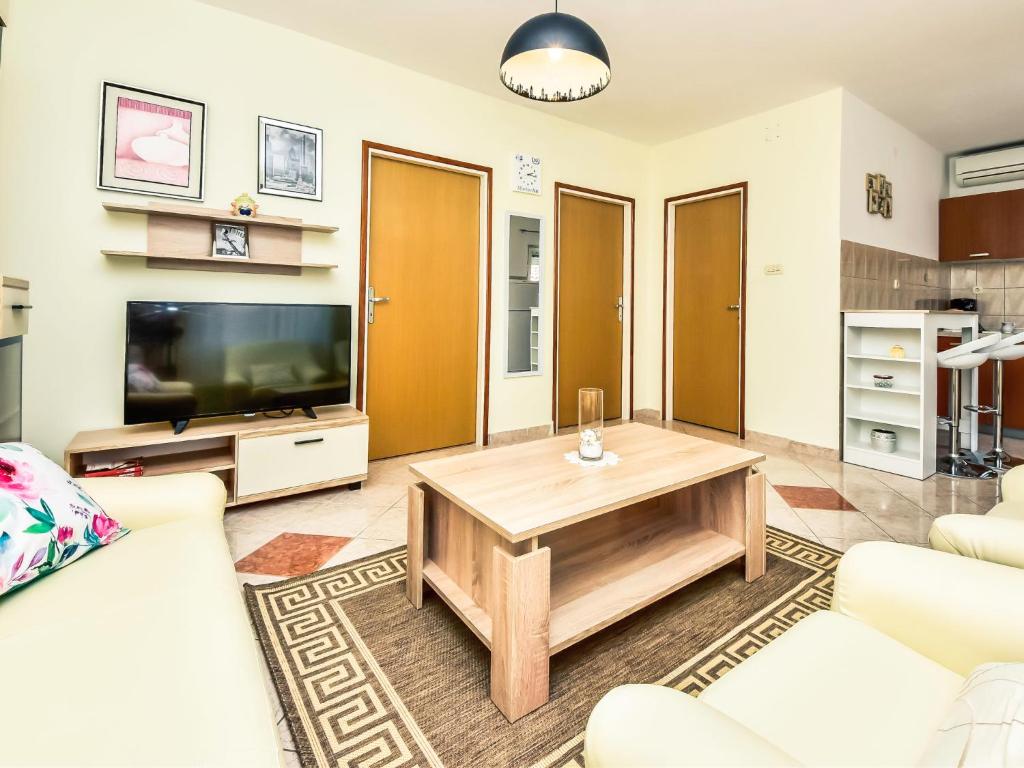 Televízia a/alebo spoločenská miestnosť v ubytovaní Apartment Dragica-2 by Interhome