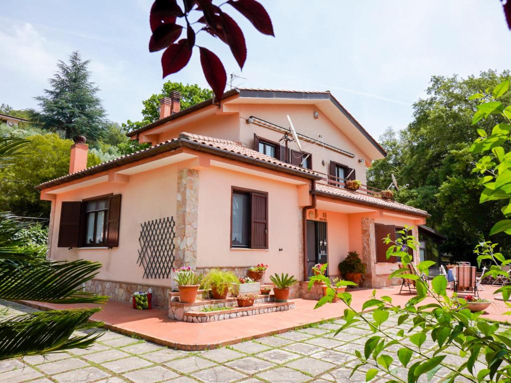 une maison au milieu d'un jardin dans l'établissement Villa Sunny home by Interhome, à Sperlonga