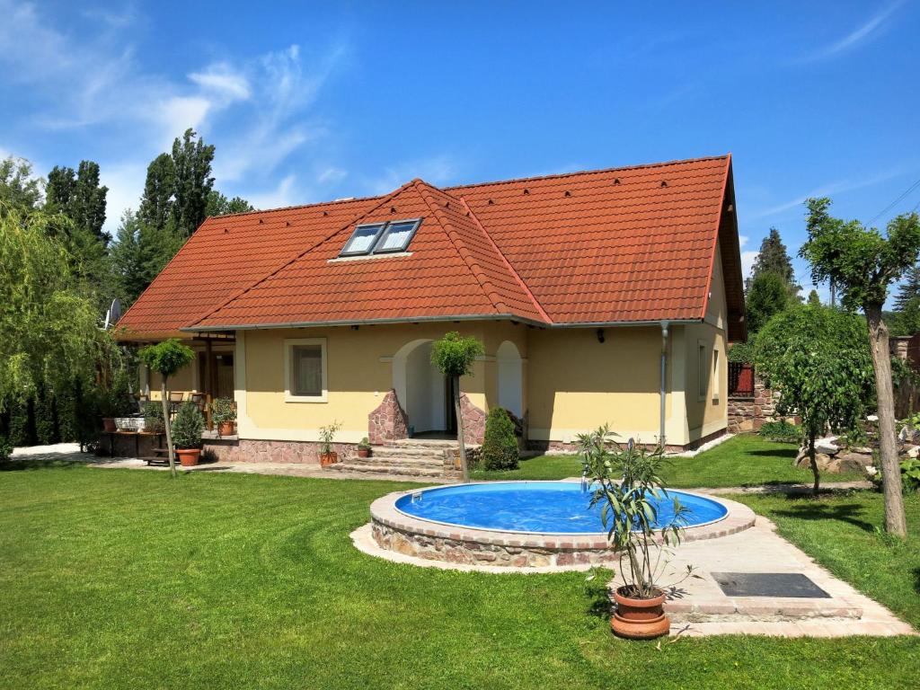 阿布勞哈姆海吉的住宿－Holiday Home Horvath - ABR121 by Interhome，一座带橙色屋顶和游泳池的房子