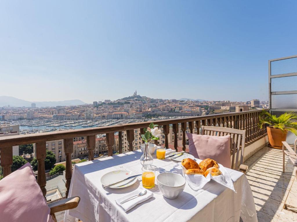 - une table avec de la nourriture sur le balcon dans l'établissement Apartment La Maison de Protis - MSE100 by Interhome, à Marseille