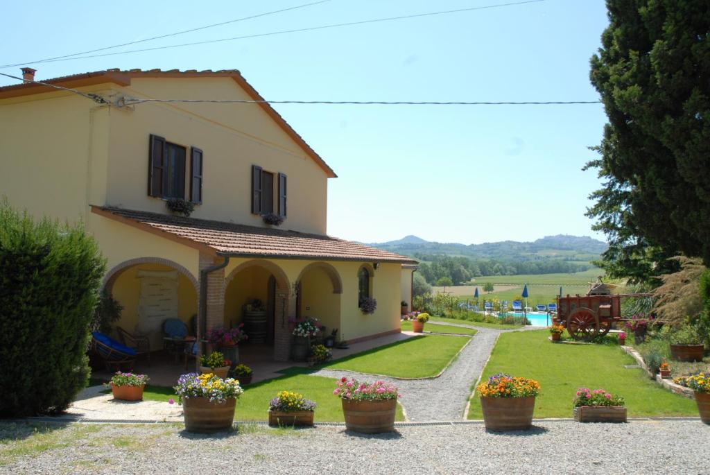 a house with potted plants in front of it at Agriturismo Il Cantastorie in Montepulciano