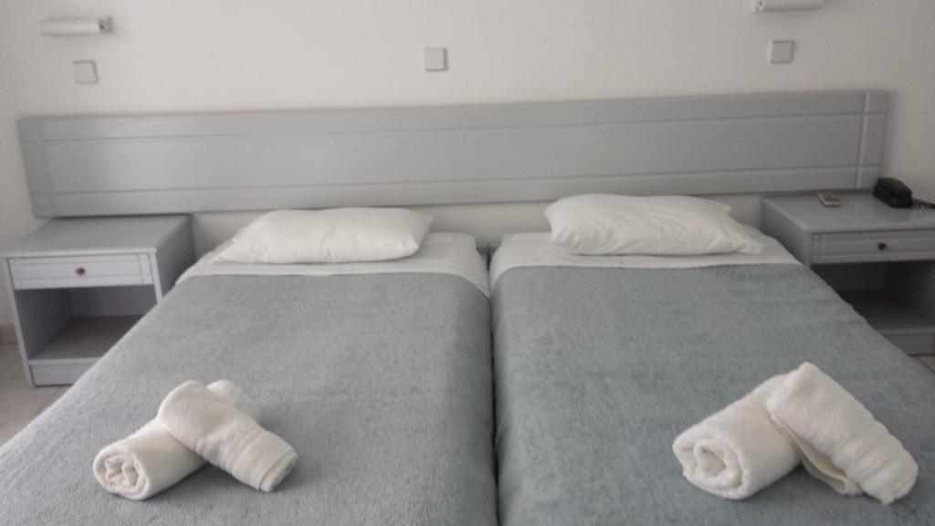 A bed or beds in a room at Summer Days