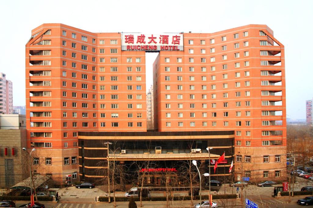un gran edificio naranja con un cartel. en Ruicheng Hotel, en Beijing