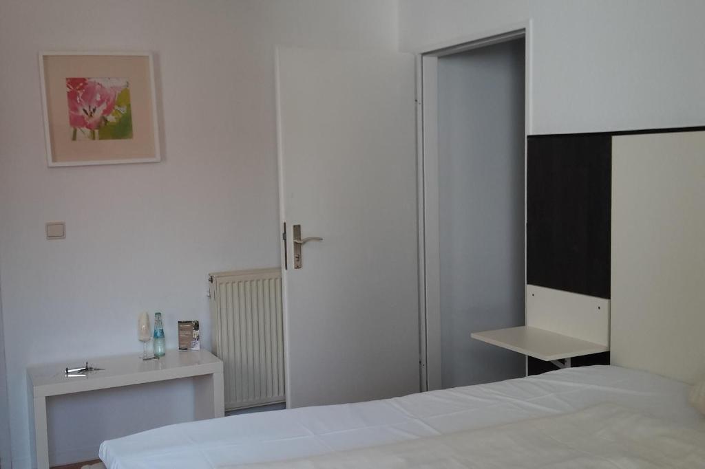 Postel nebo postele na pokoji v ubytování Hotel Rhein-Residenz
