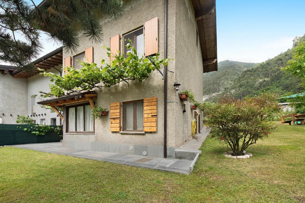 Una casa con plantas a un lado. en Stabol Cottage, en Tremosine Sul Garda