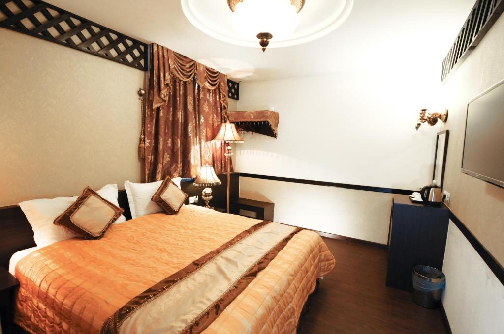 Postel nebo postele na pokoji v ubytování K Garden Hotel Parit Buntar